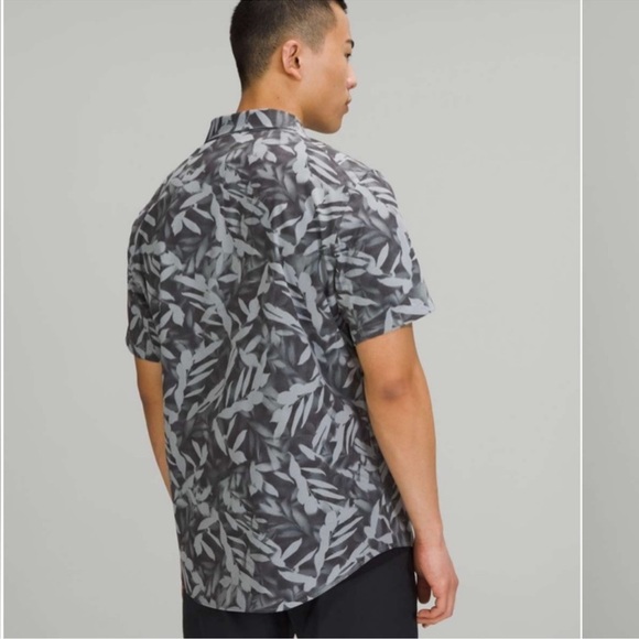 Lululemon Men’s Airing Easy Short Sleeve Button-Down in Spray Leaf Rhino Gray - Picture 3 of 9